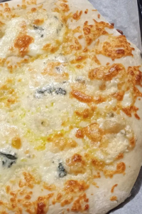 Pizza bianca con gorgonzola
#pizzabianca #pizzamozzarellaegorgonzola #pizzalovers #pizzasabatosera #pizzafattaincasa #foodpornpizza