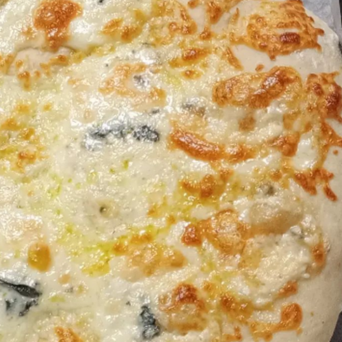 Pizza bianca con gorgonzola #pizzabianca #pizzamozzarellaegorgonzola #pizzalovers #pizzasabatosera #pizzafattaincasa #foodpornpizza