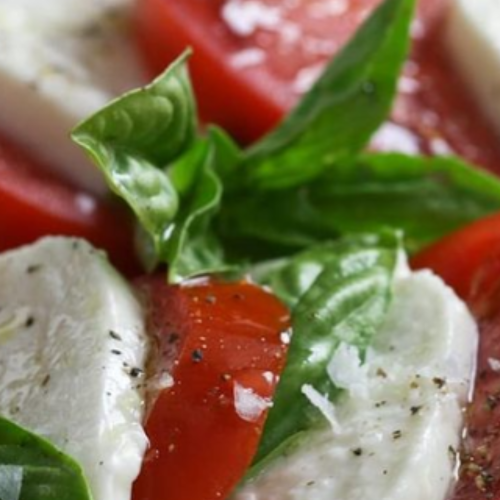 #insalatacaprese is a fresh and tasty starter for your take away #dinner . . . #luigis #luigisitalianrestaurant #italianfood #italianfoodlovers #takeawayfood #italianrestaurant #clickandcollect . . #capresesalad #insalatacaprese #tomatoesandmozzarella #tomatoesandbasil #gardenproduce #tomatotomato #italiansalad #freshherbsfromthegarden #summersalads #easysalad #whatagirleats #yumgoggle #thefeedfeedvegetarian #vegetariansnacks #mozzarelladibufalacampana