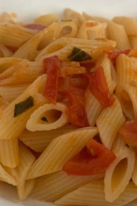 Pasta al Pomodoro e Basilico #semplicitàincucina #pastaalpomodorofresco #pastaalpomodoroebasilico #pastaconpomodoriniebasilico #happyholidays2020 #pranzovelocemasano #pranzovelocemabuono #kobikitchen