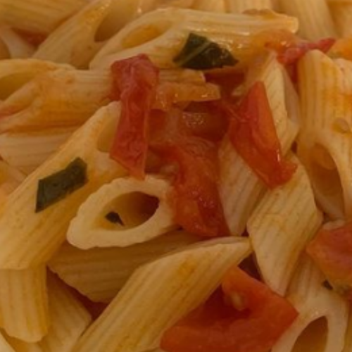 Pasta al Pomodoro e Basilico #semplicitàincucina #pastaalpomodorofresco #pastaalpomodoroebasilico #pastaconpomodoriniebasilico #happyholidays2020 #pranzovelocemasano #pranzovelocemabuono #kobikitchen