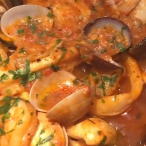 Cacciucco Cacciucco (Italian Seafood Stew)#zuppa #zuppadipesce #zuppettadipesce #cacciucco #bruschetta #crostini #pesce #piattodelgiorno #cucinamediterranea #dietamediterranea #cucinare #cucina #cucinaitaliana #piattidipesce #saporedimare #fruttidimare #gusto #italianfood #pranzo #cena #buonpranzo #buonacena #comfortfood #foodlover #food #foodlovers #dinner #dinnertime #lunchtime #lunch