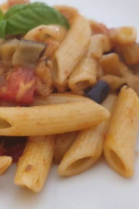 Pasta con Melanzane e Pomodoro#pastaconmelanzaneepomodorini #piattitipiciregionali #melanzane #food #foodporn #foodblogger #foodlove #mangiaresano #cucinaitaliana #cucinareconamore #cucinarechepassione #mangiaremediteraneo #like4like #likeforfollow #like4follow #likeforlike #cucinaresano #cucinareacasa #cucinareèarte #mangiarecongusto #mangiareperstarebene #pugliaitaly Pasta con Melanzane e Pomodoro: A Step-by-Step Recipe Guide