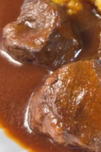 Stracotto di ManzoStracotto di Manzo: A Delicious Italian Braised Beef Recipe