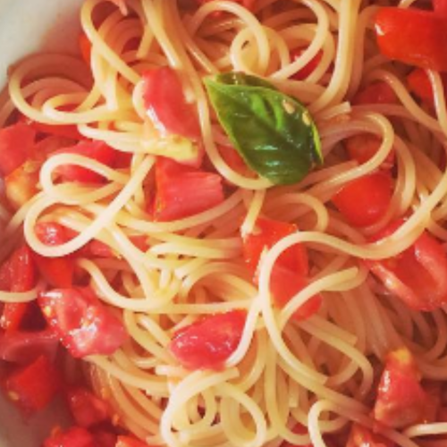 Spaghetti al Pomodoro Crudo #questolhofattoio #cucinadironconi #pastaalpomodoro #spaghettiallacrudaiola #crudaiola #spaghettialpomodorocrudo #salsadipomodoro #insalatadipomodoro #cottoecrudoi #giorgiomanganelli #lisolapianetaealtrisettentrioni #adelphi #spaghetti #spaghettialpomodoro #spaghettialpomodorocrudo #foodporn #spaghettiwithfreshtomatoes #freshtomatoes #italianfood #italianfoodporn Spaghetti al Pomodoro Crudo: A Fresh and Flavorful Italian Delight