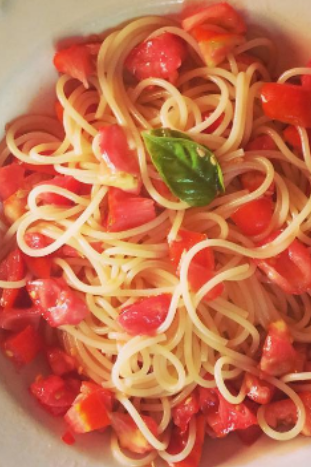 Spaghetti al Pomodoro Crudo #questolhofattoio #cucinadironconi #pastaalpomodoro #spaghettiallacrudaiola #crudaiola #spaghettialpomodorocrudo #salsadipomodoro #insalatadipomodoro #cottoecrudoi #giorgiomanganelli #lisolapianetaealtrisettentrioni #adelphi #spaghetti #spaghettialpomodoro #spaghettialpomodorocrudo #foodporn #spaghettiwithfreshtomatoes #freshtomatoes #italianfood #italianfoodporn Spaghetti al Pomodoro Crudo: A Fresh and Flavorful Italian Delight