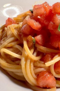 Spaghetti al Pomodoro Crudo#questolhofattoio #cucinadironconi #pastaalpomodoro #spaghettiallacrudaiola #crudaiola #spaghettialpomodorocrudo #salsadipomodoro #insalatadipomodoro #cottoecrudoi #giorgiomanganelli #lisolapianetaealtrisettentrioni #adelphi #spaghetti #spaghettialpomodoro #spaghettialpomodorocrudo #foodporn #spaghettiwithfreshtomatoes #freshtomatoes #italianfood #italianfoodporn Spaghetti al Pomodoro Crudo: A Fresh and Flavorful Italian Delight