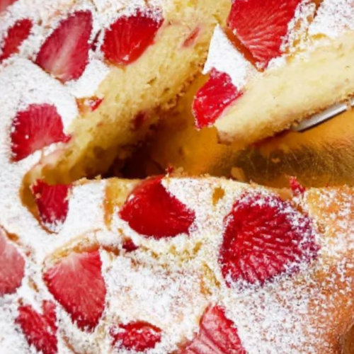 #italianfoodbloggers #foodporn #followme #lacucinadifabiola #dolci #eat #cooking #festadellamamma❤️ #dolcidaforno #homemade #tastyTorta di Fragole (Strawberry Cake)