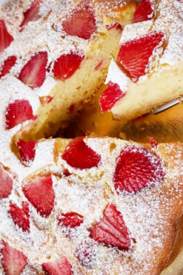 #italianfoodbloggers #foodporn #followme #lacucinadifabiola #dolci #eat #cooking #festadellamamma❤️ #dolcidaforno #homemade #tastyTorta di Fragole (Strawberry Cake)