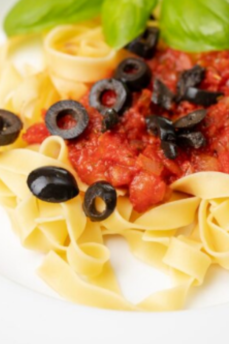 Pasta con Salsa di Pomodoro e Olive  Pasta con Salsa di Pomodoro e Olive