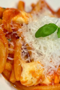 Pasta al Pomodoro e MozzarellaPasta al Pomodoro e Mozzarella: A Step-by-Step Recipe Guide #pastapomodoro #pastapomodoroebasilico #pastatomatsås #pastamozzarella #mozzarella #italianfood #recept #snabbmat #snabblunch #perfektmatlåda