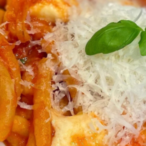 Pasta al Pomodoro e Mozzarella Pasta al Pomodoro e Mozzarella: A Step-by-Step Recipe Guide #pastapomodoro #pastapomodoroebasilico #pastatomatsås #pastamozzarella #mozzarella #italianfood #recept #snabbmat #snabblunch #perfektmatlåda