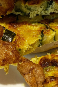 Frittata di Zucchine e Formaggio #paninidiandreabultrini . #panini #paniniitaliani #sandwich #italiansandwich #paninoconlafrittata #frittata #frittatona #frittatadicipolle #frittataconlecipolle #frittatadizucchine #frittatacipollezucchine #frittatazucchineecipolle #italianomelette #omelette #frittataalforno #cucinacasereccia #cucinapovera #piattidaosteria #cucinadaosteria #cucinaromana #cucinaitaliana #andreabultrinitrastevere #andreabultriniricette #cucinaromanadiandreabultrini #cucinatradizionale #cucinatrasteverina #piattounico #italianfood #iloveitalianfood Frittata di Zucchine e Formaggio: A Delicious Italian Classic