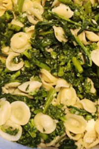  Pasta con Broccoli Rabe#broccolirabe #cimedirapa #pasta #pastalover #puglia #puglialovers #meatless #ciboitaliano #cibobuono #strascinati #strascinatipugliesi #italianrecipes #rapini #easypeasyrecipe #bontà #parmigianoreggiano #divella Pasta con Broccoli Rabe: A Flavorful Italian Classic