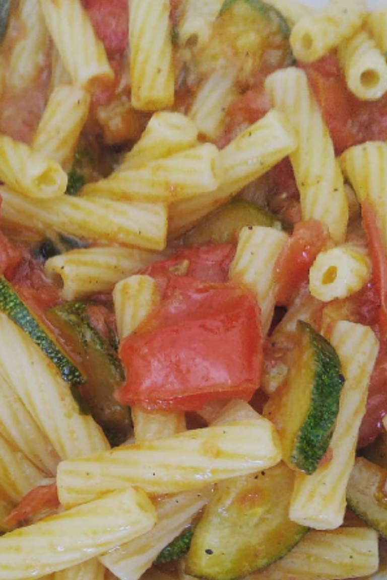 Pasta con Zucchine e Pomodoro #pastaconzucchine #pastaconzucchineepomodorini #pasta #cucina #ricettedidolcisemplici #ricettedipasta #food #fattoincasa #chef #foodporn #delicius #lunch #pranzo #cookingvegan #cook #cucinacasalinga #homechef #lunchideas #pranzoinfamiglia #pastawithzucchini #pastawithtomato #italyfood #italyfoodporn #cibo #blog #instablog #photopasta #instapasta #homecooking #cookinghome Pasta con Zucchine e Pomodoro: A Flavorful Italian Dish