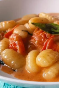 Gnocchi di Patate con Salsa di Pomodoro#vegetarian #patate #cook #foods #picfood #gnocchi #gnocchidipatate #pomodorini #crescenza #supersuperpowergirls #primipiatti #piattovegetariano #profumoοdicasa Gnocchi di Patate con Salsa di Pomodoro (Potato Gnocchi with Tomato Sauce)