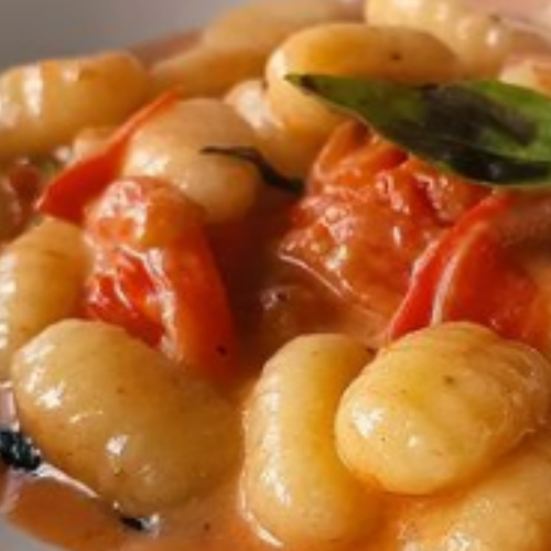 Gnocchi di Patate con Salsa di Pomodoro #vegetarian #patate #cook #foods #picfood #gnocchi #gnocchidipatate #pomodorini #crescenza #supersuperpowergirls #primipiatti #piattovegetariano #profumoοdicasa Gnocchi di Patate con Salsa di Pomodoro (Potato Gnocchi with Tomato Sauce)