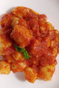 Gnocchi con Salsa di Pomodoro e Basilico#gnocchi #arrabbiata #gnocchiconpomodoro #pasta #pastalover Gnocchi con Salsa di Pomodoro e Basilico