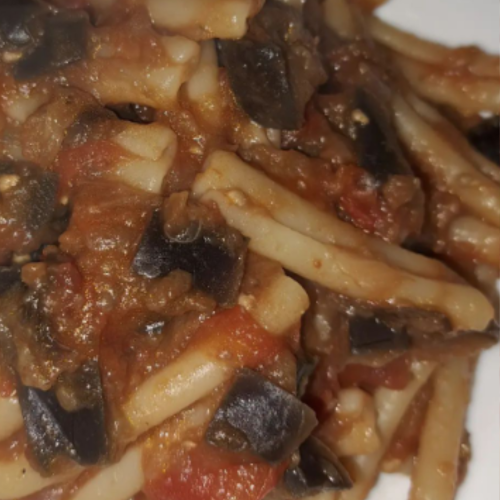 Pasta con Sugo di Melanzane Pasta con sugo di melanzane #chef#pastaconsugodimelanzane#cooking#foodinstagram#ricette#buoncibo#passione#cucinare#pranzo#sabato#autunnO #catanzarolido #pasta#eatpasta#pastalovers#pastaconsugodimelanzane#pomodoro#pomodorini#melanzane#sugodimelanzane#pastaconlemelanzane#grana#granapadano#basilico#italianpasta#italianfood#piattiitaliani#ilovecooking#Ilovefood#Yummyfood#instafood#foodpics#foodart#foodaddicted#foodlovers#vegetariano#vegetarianmeal#pranzo#lunch#thesupporters_food#wel0vef00d2#passionecucinagroup Pasta con Sugo di Melanzane: A Delicious Italian Delight