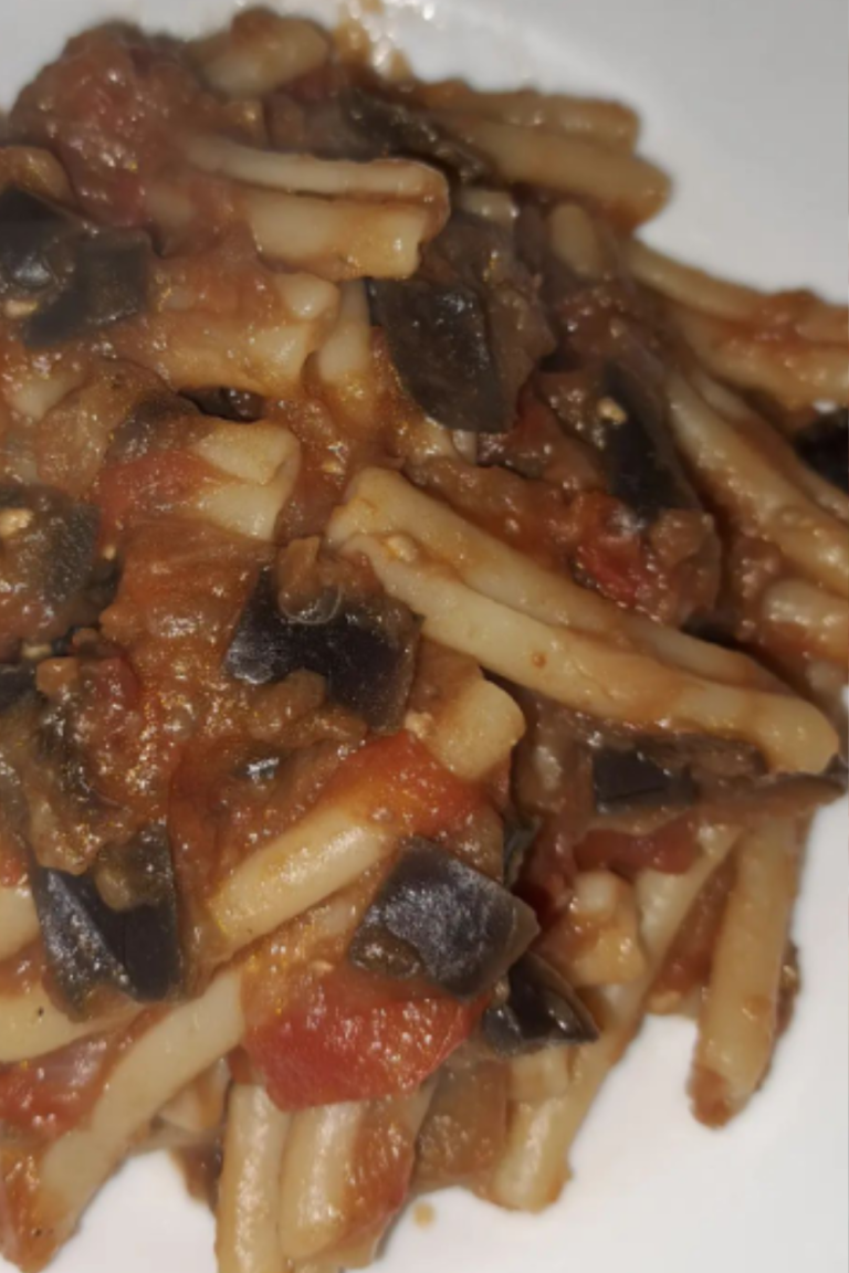 Pasta con Sugo di Melanzane Pasta con sugo di melanzane #chef#pastaconsugodimelanzane#cooking#foodinstagram#ricette#buoncibo#passione#cucinare#pranzo#sabato#autunnO #catanzarolido #pasta#eatpasta#pastalovers#pastaconsugodimelanzane#pomodoro#pomodorini#melanzane#sugodimelanzane#pastaconlemelanzane#grana#granapadano#basilico#italianpasta#italianfood#piattiitaliani#ilovecooking#Ilovefood#Yummyfood#instafood#foodpics#foodart#foodaddicted#foodlovers#vegetariano#vegetarianmeal#pranzo#lunch#thesupporters_food#wel0vef00d2#passionecucinagroup Pasta con Sugo di Melanzane: A Delicious Italian Delight