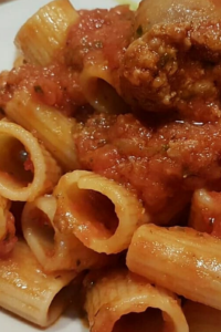 Pasta al Sugo di SalsicciaPasta, pomodoro e salsiccia..... un trio vincente. #pasta #maccheroni #pastaalsugodisalsiccia #salsiccia #passatadipomodoro #food #goduriaperilpalato #semagnaaa #oggicucinoio Pasta al sugo con la salsiccia #beijing #pechino #pasta #pastaalsugo #pastaalsugodisalsiccia #sugoallasalsiccia #penne #pennerigate #cuochi #cuochiditalia #cuochiitaliani #cucina #cucinare #cucinarechepassione #passionecucina #iphonex Pasta al Sugo di Salsiccia: A Flavorful Italian Delight