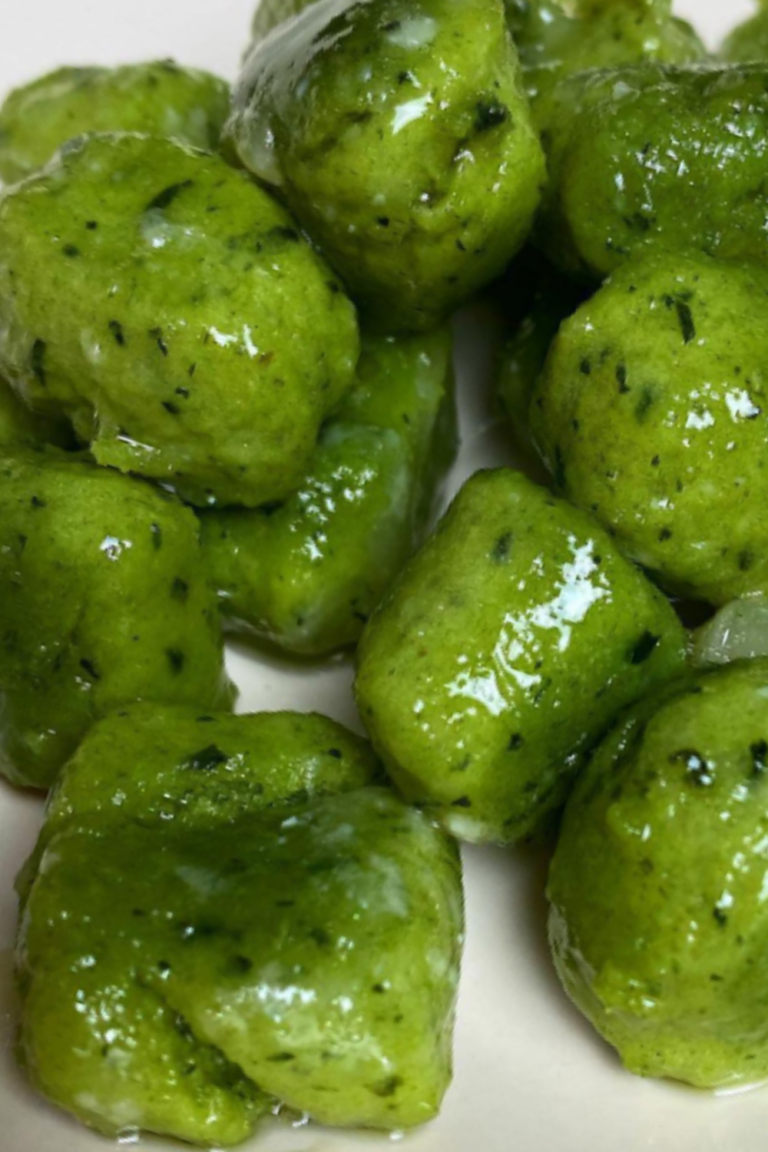 Gnocchi di Spinaci #domenica #pranzo #gnocchi #spinaci #gnocchifattiincasa #buonpranzo #gnocchidispinaci #verde #burro#homemade #alcenerobiologico #farinadifarro#burrodimontagna #pascolitrentini #ricettafacile #burrodimalga #trentinoaltoadige#impastare #bracciodiferro #profumodibuono #montagne Gnocchi di Spinaci: A Step-by-Step Recipe Guide