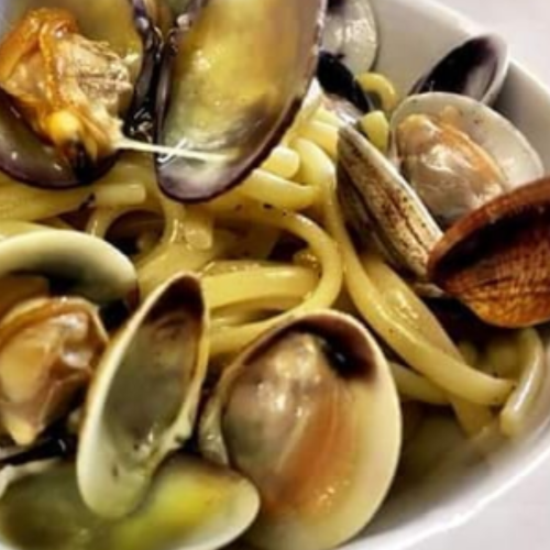 Pasta con Vongole #vongole #pastaconvongole #pasta #menu #pranzo #fruttidimare #yummy #food #italianfood #foodblogger #cucina #cucinaitaliana #likeforlikes #feltre #ristorante #amazing Pasta con Vongole Recipe Guide