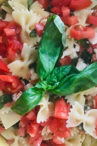 Pasta alla CapresePasta fredda alla caprese Une recette fraîche à emporter partout avec vous cet été #pastafredda #insalatadipasta #pastaallacaprese #allacaprese #pomodorini #salade #saladedepates #recette #ricetta #ricettadelgiorno #recettedujour #recetteestivale #ricettaestiva #estate #ricettaveloce #recettefacile #recetterapide #recettevegetarienne #recetteveggie #cuisinemaison #cuisinefacile #cuisineitalienne #cucinaitaliana #pasta #amour #atable #amourpasta Pasta alla Caprese Recipe