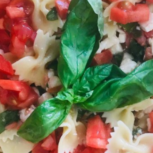 Pasta alla Caprese Pasta fredda alla caprese Une recette fraîche à emporter partout avec vous cet été #pastafredda #insalatadipasta #pastaallacaprese #allacaprese #pomodorini #salade #saladedepates #recette #ricetta #ricettadelgiorno #recettedujour #recetteestivale #ricettaestiva #estate #ricettaveloce #recettefacile #recetterapide #recettevegetarienne #recetteveggie #cuisinemaison #cuisinefacile #cuisineitalienne #cucinaitaliana #pasta #amour #atable #amourpasta Pasta alla Caprese Recipe